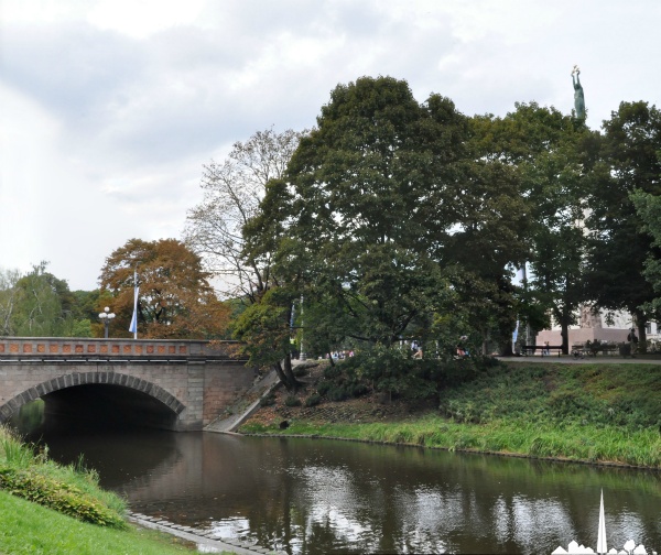 Pont sur le canal traversant le parc